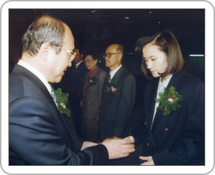 1993³â Á¦31ȸ ´ëÇѹα¹Ã¼À°»ó ½Ã»ó½Ä¿¡¼ À̹μ· ¹®ÈüÀ°ºÎÀå°ü¿¡°Ô °æ±âºÎ¹® ¼ö»óÀÚ·Î ½Ã»ó¹Þ°í ÀÖ´Â ÇöÁ¤È